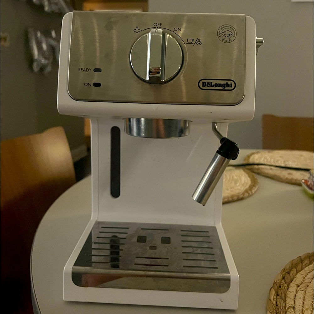 De'Longhi ECP3220W 15 Bar Espresso Machine with Advanced Cappuccino System White